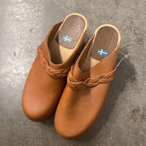 Size 8.5: Braided Front Tan Clogs