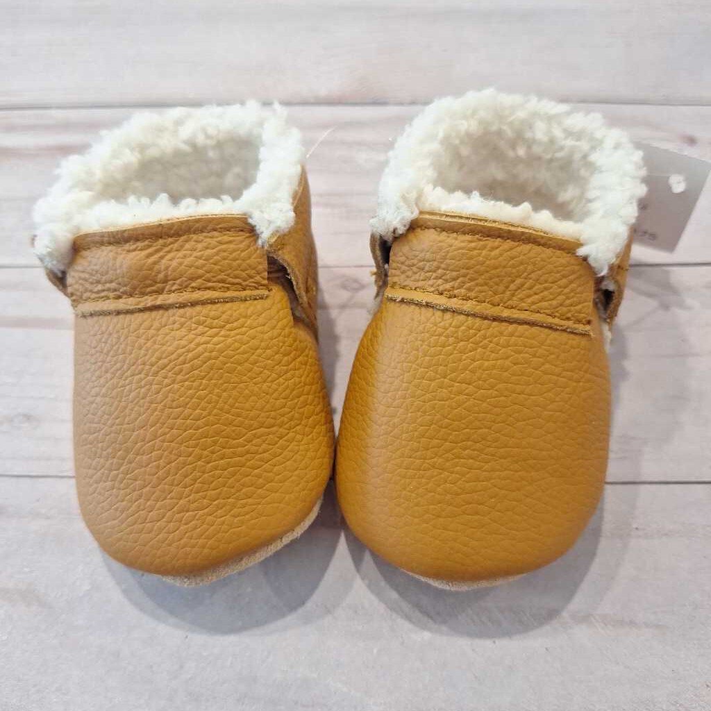 Size 3: NEW Sherpa Lined Fringeless Moccasins in Gingersnap *retail $44