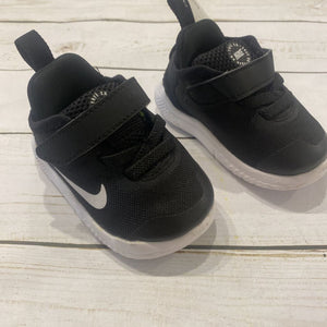 Size 3: B&W Free Runners