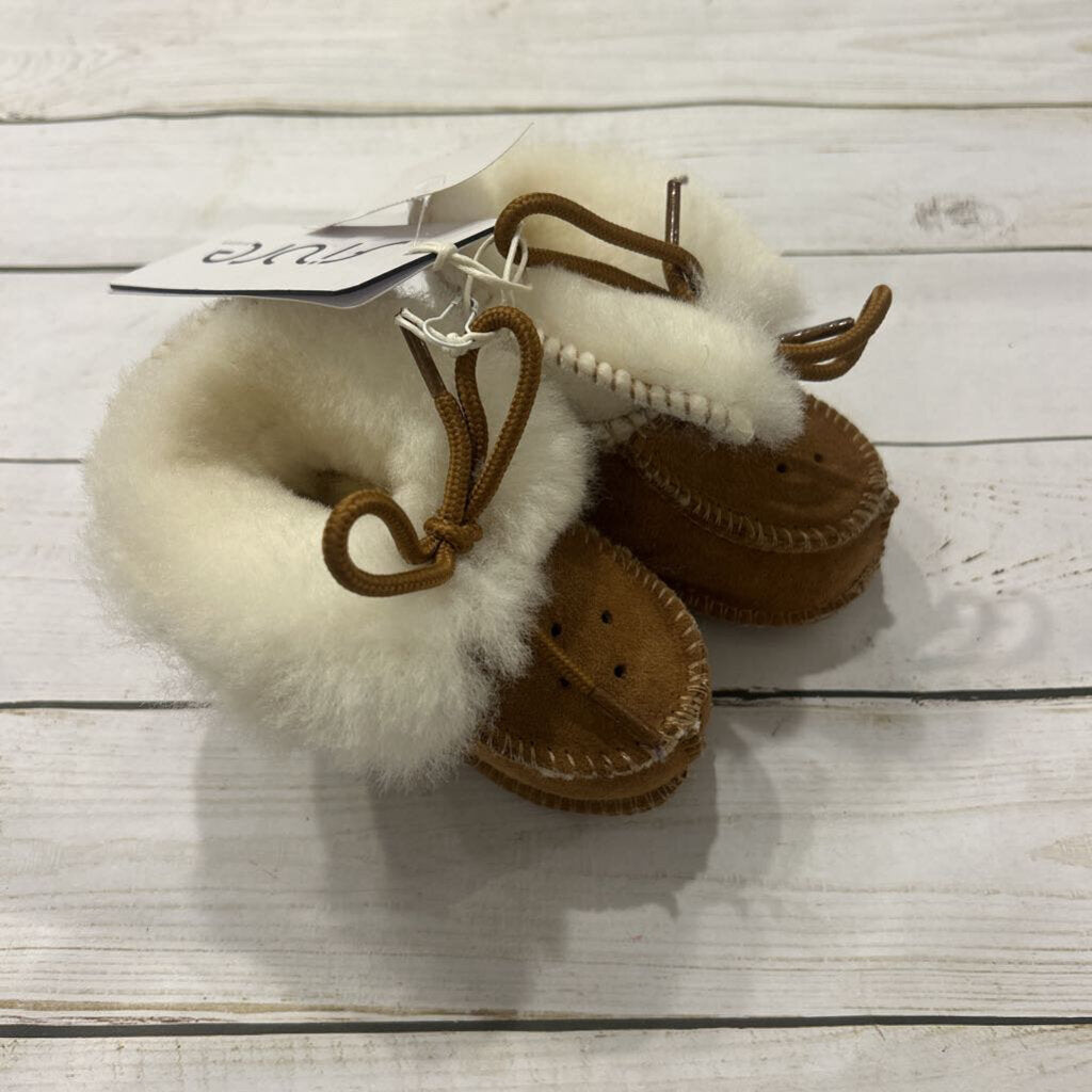 0-6M: NWT Sheepskin Plush Booties