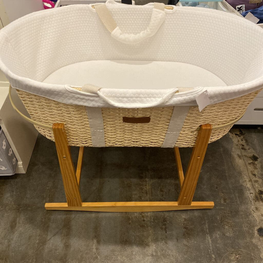 Design Dua Moses Basket + Rocking Stand *retail $300+