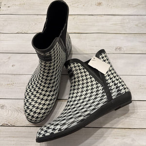 Size 10: B&W Houndstooth Ankle Rainboots