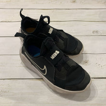 Load image into Gallery viewer, Size 13.5: Black Flex Runners
