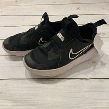 Load image into Gallery viewer, Size 13.5: Black Flex Runners
