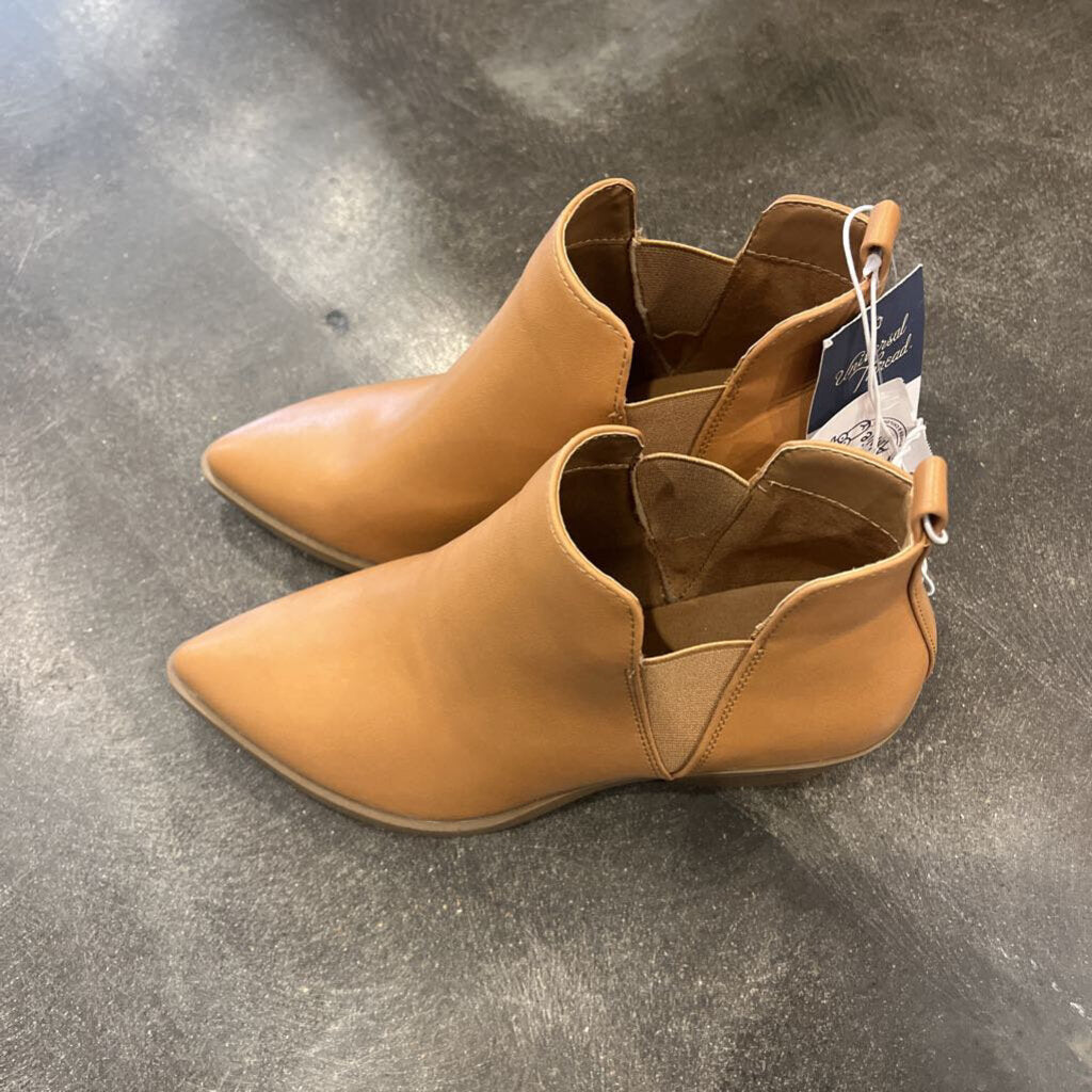 Size 6: NEW Camel Pointed Toe Chelsea Boots